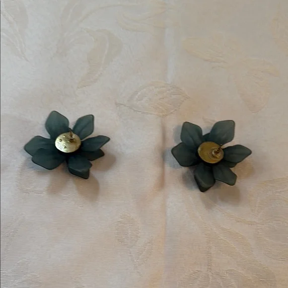 Elegant Floral Earrings in Green and Gold - Picture 4 of 4